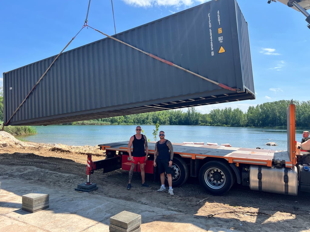 Im Pappelgrund geht es voran: Die Container wurden geliefert und platziert. Florian Seber (l.) und John Witteborn sind zufrieden.