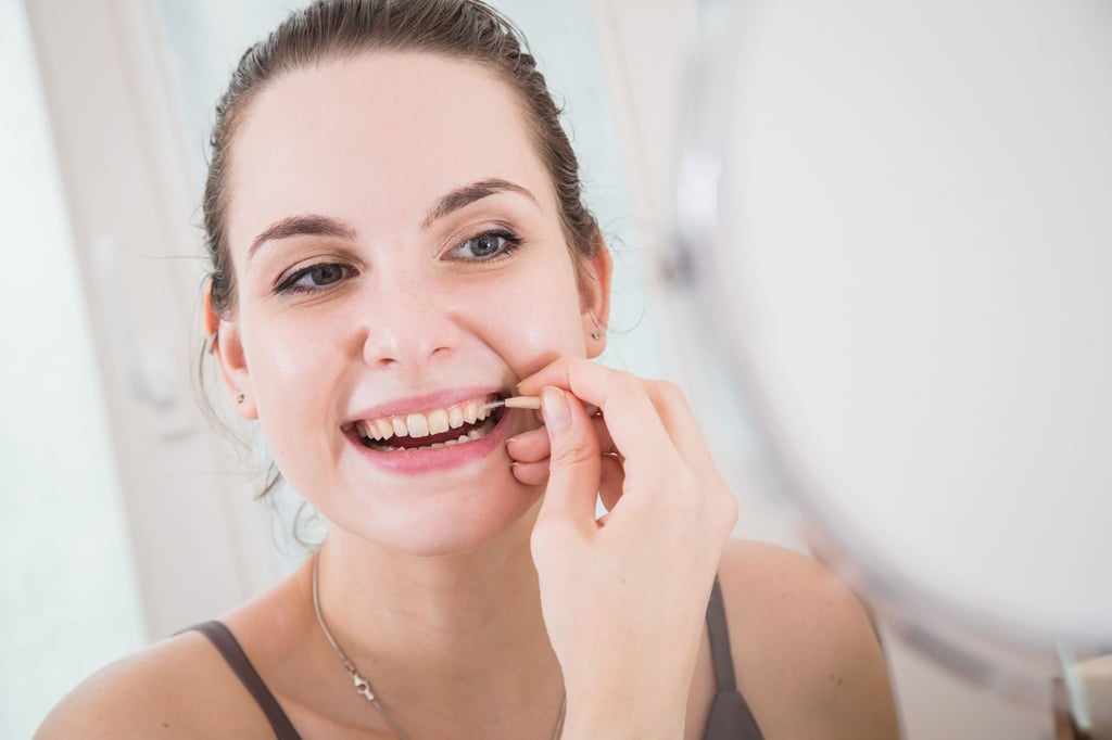 Lässt sich die Interdentalbürste mit sanften Druck in den Zahnzwischenraum bewegen, ist die Größe optimal.
