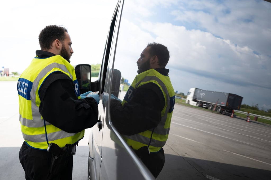 Ein Bundespolizist steht bei Grenzkontrollen vor der Fußball-EM auf dem Rastplatz „Am Heideholz“ an der Autobahn 17 nahe der deutsch-tschechischen Grenze an einem Kleinbus