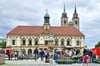 Auf dem Alten Markt in Magdeburg wird Dienstag bis Sonnabend mit Altem Rathaus und Johanniskirche im Hintergrund Markt gehalten. 