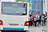 Viele Menschen fahren täglich mit dem Bus zur Schule oder zur Arbeit. 