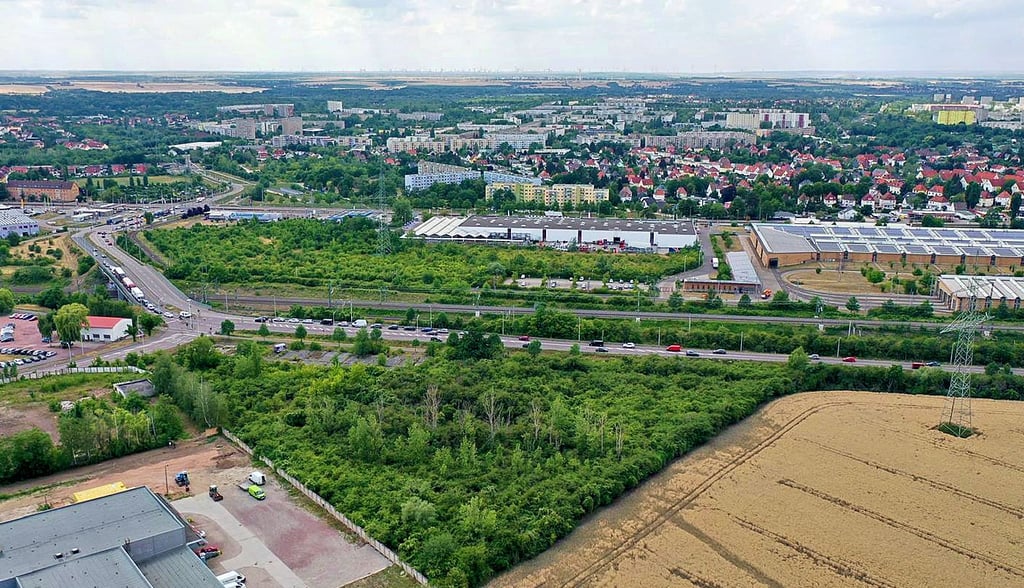 Auf dem mittlerweile dicht bewachsenen Grundstück in Halle-Ammendorf hat sich bis 1945 die Abfüllstelle des Kampfstoffes Lost, also Senfgas sowie ein Feuerlöschteich befunden.