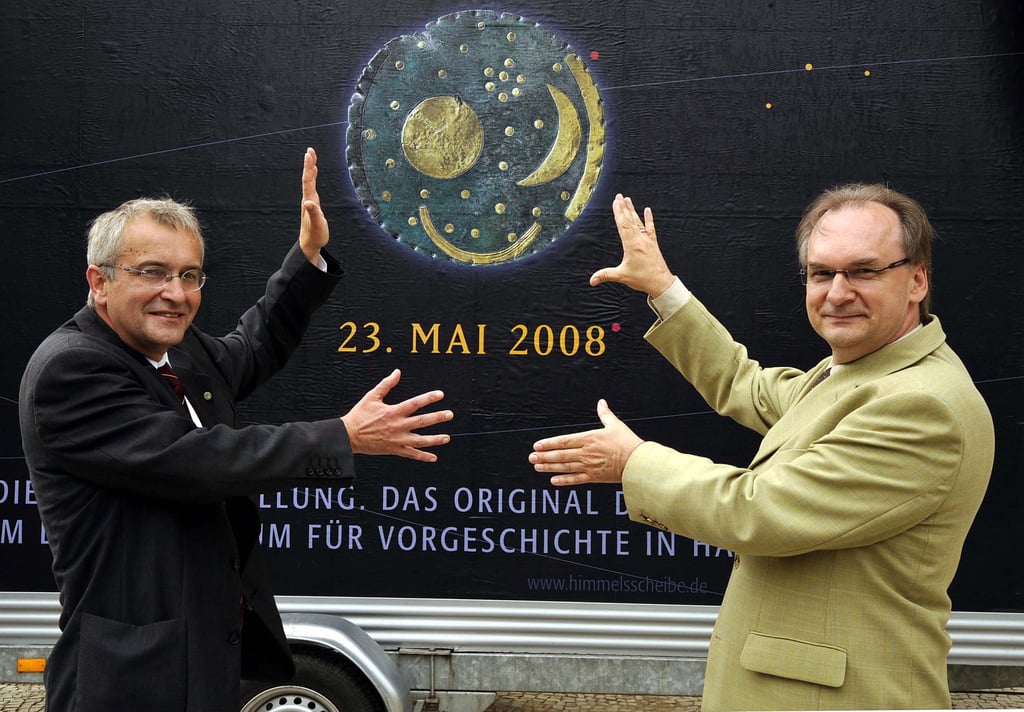 Dr. Alfred Reichenberger (Landesamt für Denkmalpflege und Archäologie SA) und Dr. Reiner Haselhoff (Minister f. Wirtschaft und Arbeit, SA) eröffnen Plakatkampagne "Himmelswege"