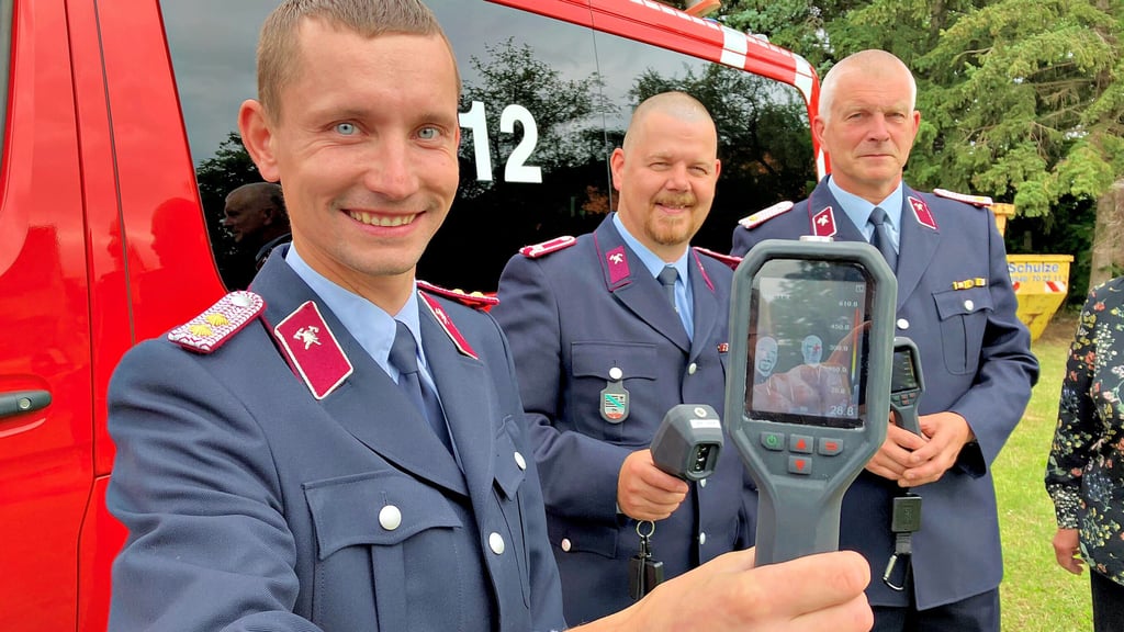 Torsten Bothe (von links), Mike Neubarth und Mario Becker mit den drei handlichen Wärmebildkameras.