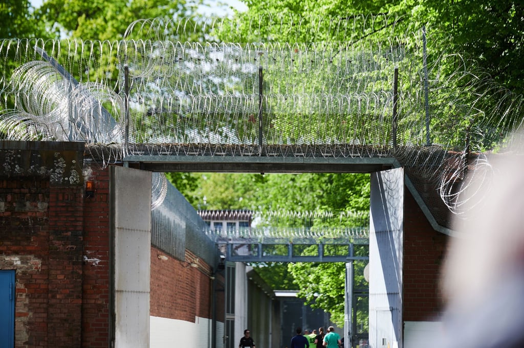 Gefängnis Plötzensee: Der Mann gehörte zu einer Gruppe von Häftlingen, die zum Arzt unterwegs war. (Symbolfoto)