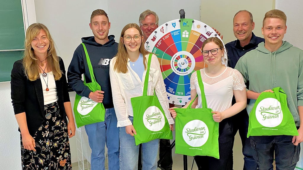 Hochschul-Mitarbeiterin Maren Huhle (von links), Elias Mertens, Ultrike Wernstedt, Studiengangsleiter Burkhard von Velsen, Anna Langanke, Prorektor Volker Wiedemer und Louis Heidrich. Die vier BWL-Studenten (mit Beutel) haben für ihr vorgestelltes Projekt, einen nachhaltigen Getränkeautomaten, kleine Preise erhalten.