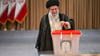 Staatsoberhaupt Chamenei eröffnet mit der Stimmabgabe die Wahl.