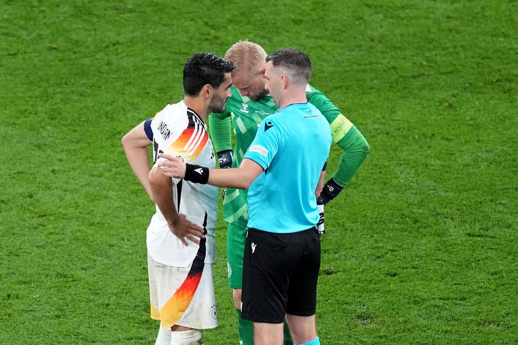 Nur die Kapitäne der Teams dürfen auch künftig im Europapokal nur noch mit dem Schiedsrichter diskutieren.