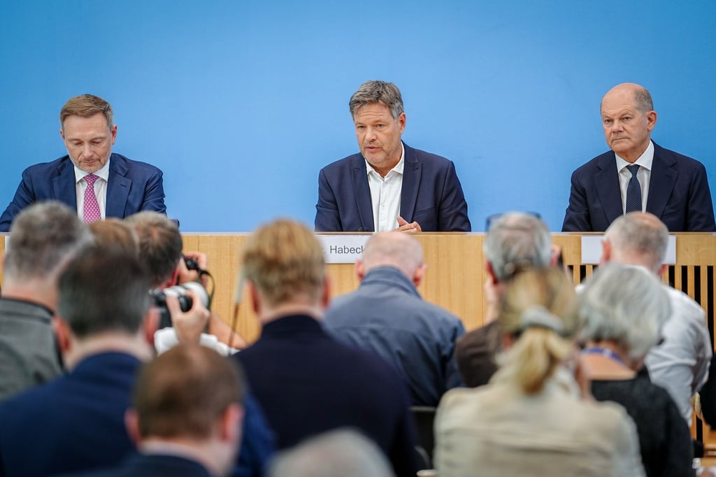 Bundesfinanzminister Christian Lindner, Bundeswirtschaftsminister Robert Habeck und Bundeskanzler Olaf Scholz beantworten vor der Presse in Berlin Fragen zu ihrer politischen Einigung zum Haushalt für 2025.