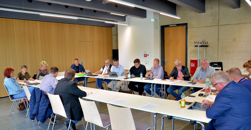 Von den 16 Mitgliedern des neuen Staßfurter Ortschaftsrats waren bei der ersten Sitzung am Donnerstagabend 12 anwesend. Möglich wäre die Bedienung von 19 Mandaten gewesen, was die Stimmverteilung bei der Wahl am 9. Juni allerdings nicht hergab.