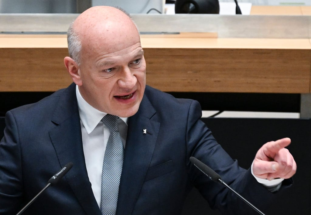 Berlins Regierenden Bürgermeister Kai Wegner berichtet bei der Klausurtagung über die Arbeit im Senat.
