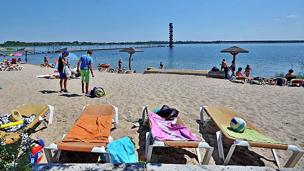 Der Badestrand am Pegelturm ist bei sommerlichen Temperaturen gut besucht.