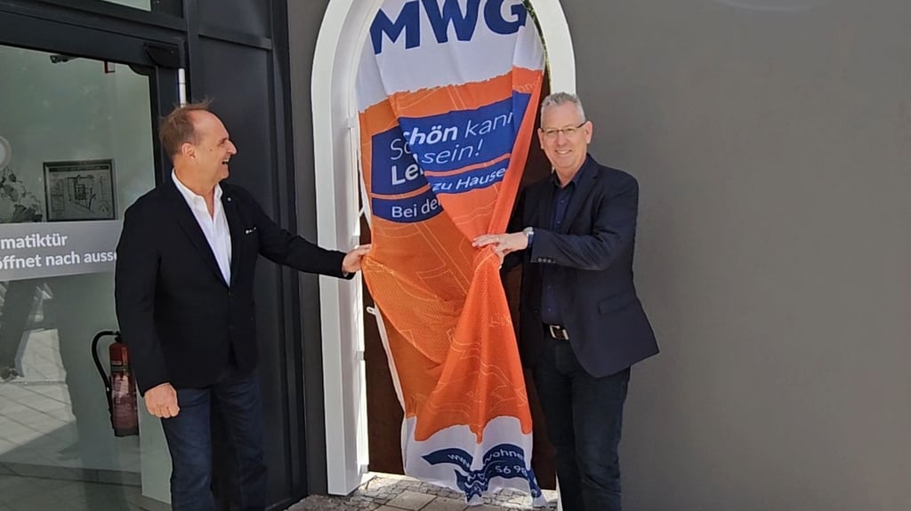 Thomas Fischbeck und Michael Saffé enthüllen in Magdeburg Königin Luise.
