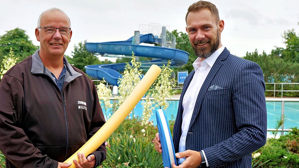 Schwimmmeister Stefan Grahn (l.) und AWG-Chef Steffen Mairose finden es wichtig, dass Kinder schwimmen können.