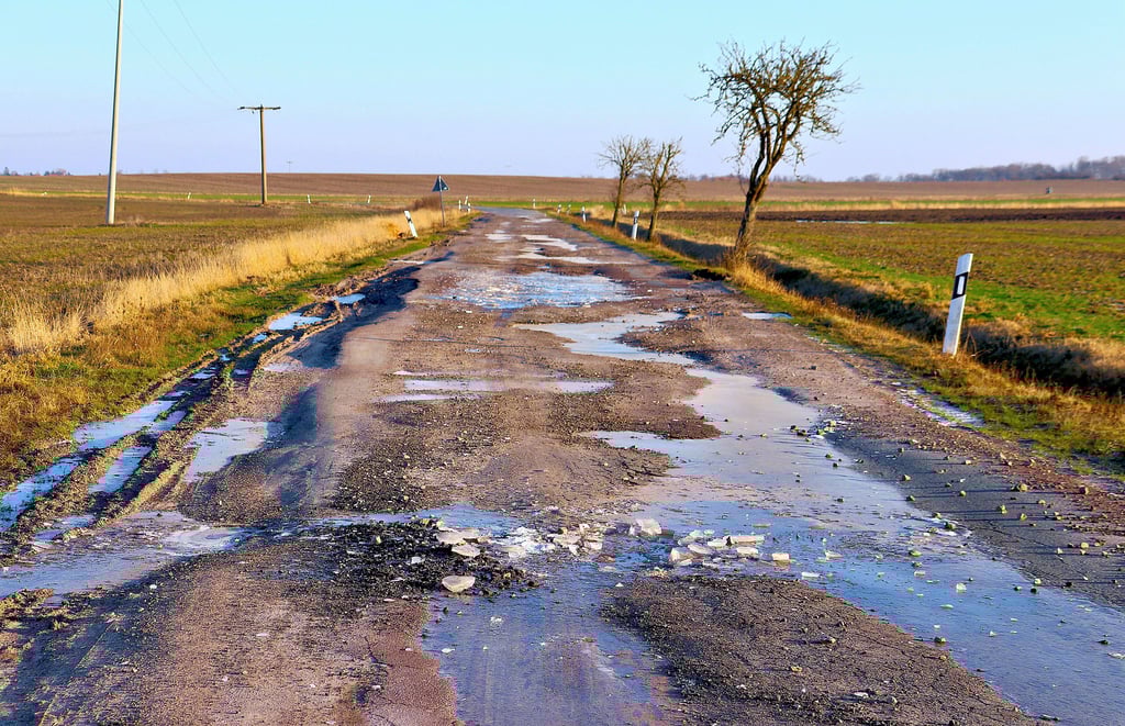 Blick auf die marode Kreisstraße, die saniert werden soll.