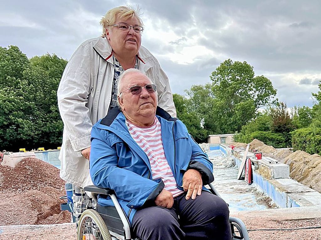 Ex-Bademeister Siegfried Kusch und Ehefrau Carmen schauen sich um.