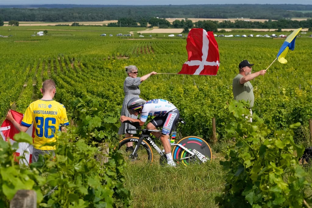 Der belgische Etappensieger Remco Evenepoel fährt durch die Weinberge.