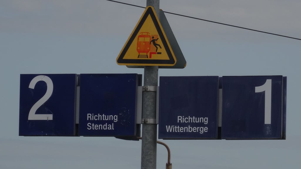 Auf dem Bahnhof Seehausen/Altmark: Vom 6. Juni bis 13. Dezember 2025 ist er komplett für den Personenverkehr gesperrt.