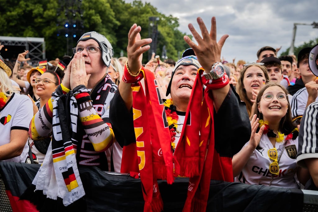 Zitterparty für die Deutschland-Fans auf der Berliner Fanmeile