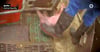 Ein Mann tritt nach  einem Ferkel. Das Bild ist ein Screenshot aus einem Beitrag aus dem ARD-Magazin Kontraste. Ein Tieraktivist   hatte unter anderem diese Szene  verdeckt aufgenommen und der ARD zugespielt.