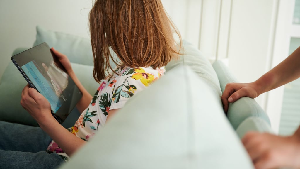 Eltern beeinflussen die Bildschirmzeit ihrer Kinder: Eine Studie zeigt, dass elterliches Verhalten und die Art der Kommunikation über Bildschirmnutzung eng mit dem Medienverhalten ihrer Kinder verknüpft sind.