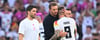 Stuttgart Arena, Bundestrainer Julian Nagelsmann umarmt Toni Kroos nach dem Spiel.