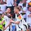 Deutschlands Torschütze Florian Wirtz (l-r) feiert mit Antonio Rüdiger und Maximilian Mittelstädt das Tor zum 1:1.