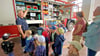 Aufmerksam lauschen  die Battiner Kindergartenkinder und ihre Erzieherinnen, was ihnen Andreas Weiner im Jessener Feuerwehrdepot erzählt.