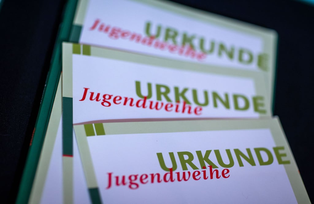 In Sachsen-Anhalt sind nur wenige Familien konfessionell gebunden. Den Schritt ins Erwachsenenleben symbolisiert für viele Jugendliche die Jugendweihe. (Symbolbild)