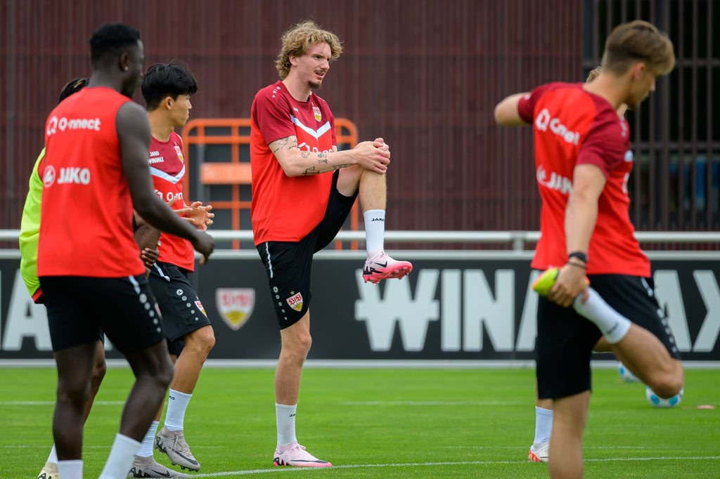 Stuttgarts Neuzugang Nick Woltemade (M) beim Training auf dem Platz.
