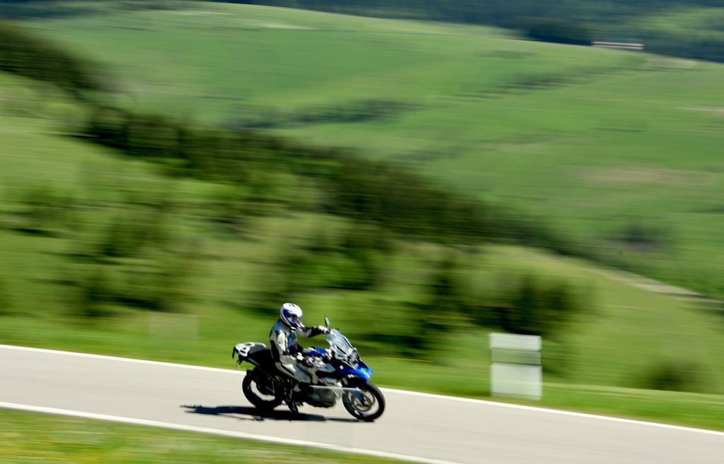 Sommerhitze auf dem Motorrad: Für kühle Köpfe sorgen helle Helme und gute Belüftungssysteme.