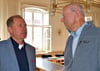 HNO-Arzt Hans-Werner Trummel (links)  im Gespräch mit dem Vorsitzenden von „Pro Krankenhaus Havelberg“, Holger Schulz.