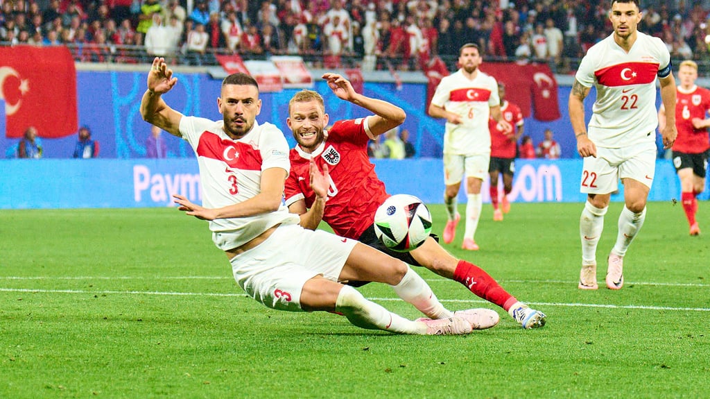 Zwei Spiele gesperrt: Merih Demiral (links) gegen Konrad Laimer.