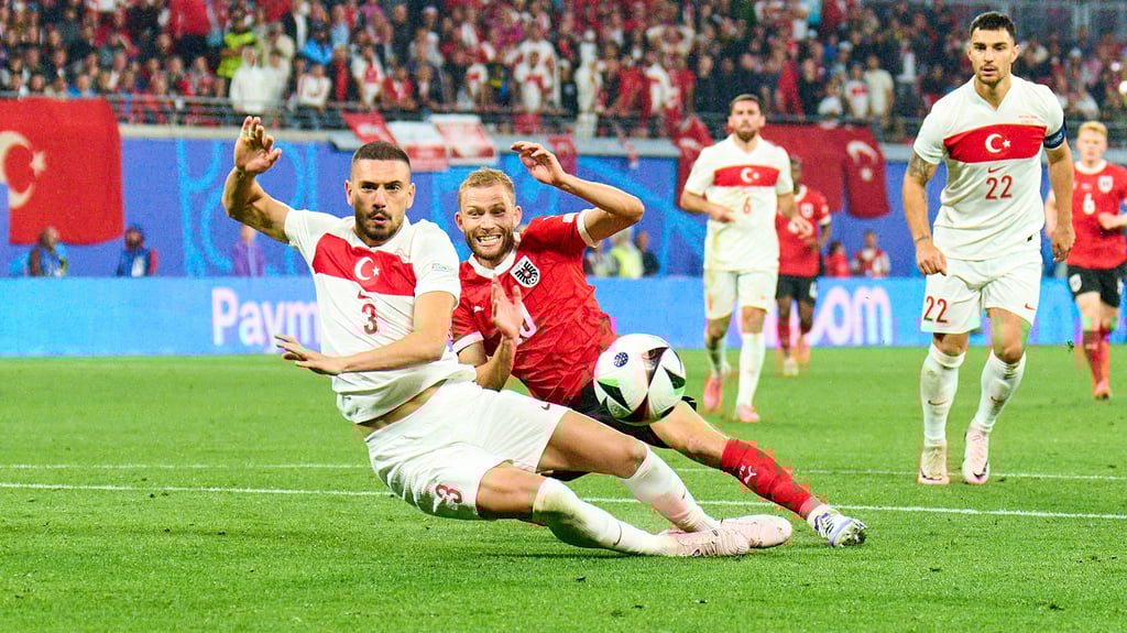 Zwei Spiele gesperrt: Merih Demiral (links) gegen Konrad Laimer.