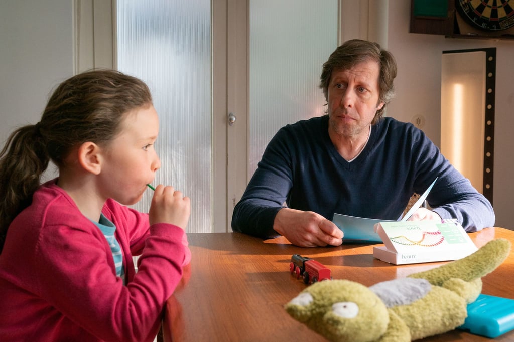 Ekki Talkötter (Oliver Korittke) hat eine Idee, wie er ohne Hannas (Charlotte Schliewe) Wissen den Vaterschaftstest durchführen kann: anhand des Speichels am Lutscher.