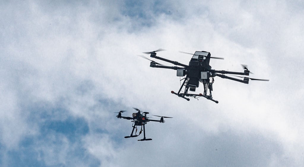Eine autonom operierende Abwehrdrohne verfolgt eine Angriffsdrohne.