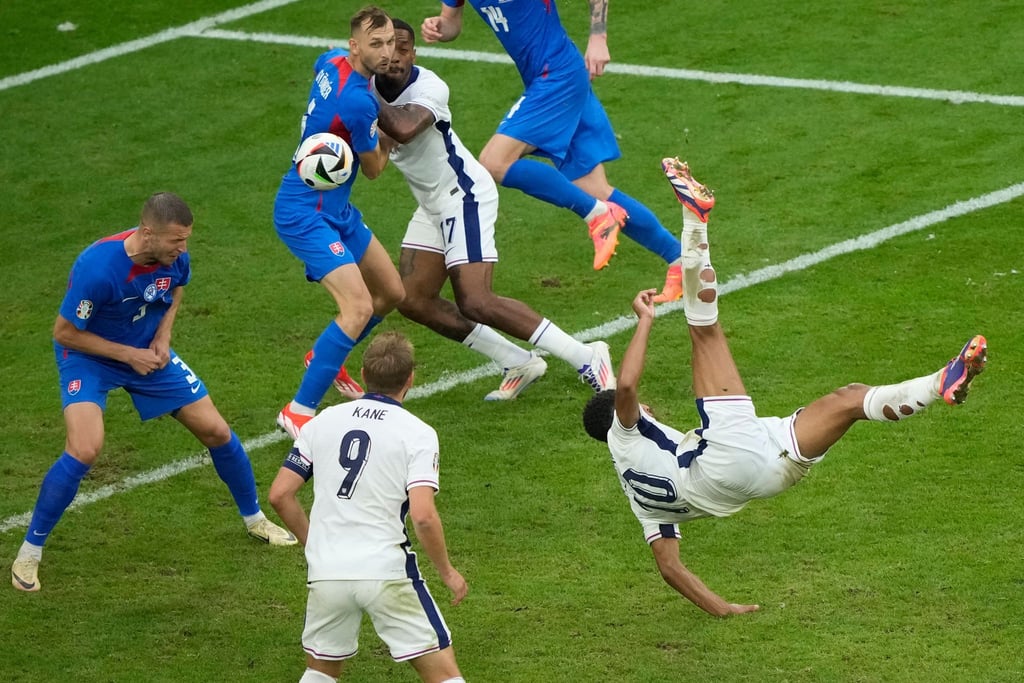 Englands Jude Bellingham erzielt per Fallrückzieher das Tor zum 1:1. Nach seinem umstrittenen Jubel erhielt er nun eine Geldstrafe.