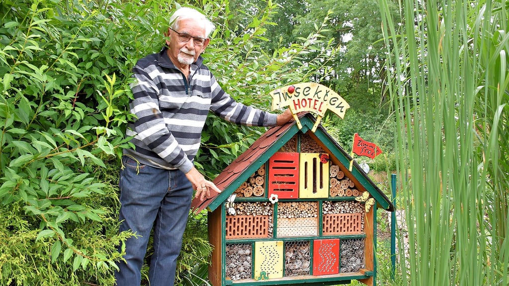 Der 81-jährige Klaus Rehm präsentiert stolz sein Insektenhotel in seinem idyllischen Gärtchen im Würchwitzer Ortsteil Lobas.