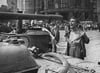 Ein Arbeiter reißt sich am 22.8.1968 in Prag das Hemd vor dem Kanonenrohr eines Panzers auseinander und ruft mit entblößter Brust der Panzerbesatzung zu, sie sollen auf wehrlose Menschen schießen. 