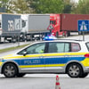 Ein Polizeifahrzeug sperrt eine Zufahrt an einer Autobahn: Am Freitag kam es auf der A14 bei Halle-Ost nach Unfall zu einer kurzzeitigen Vollsperrung.