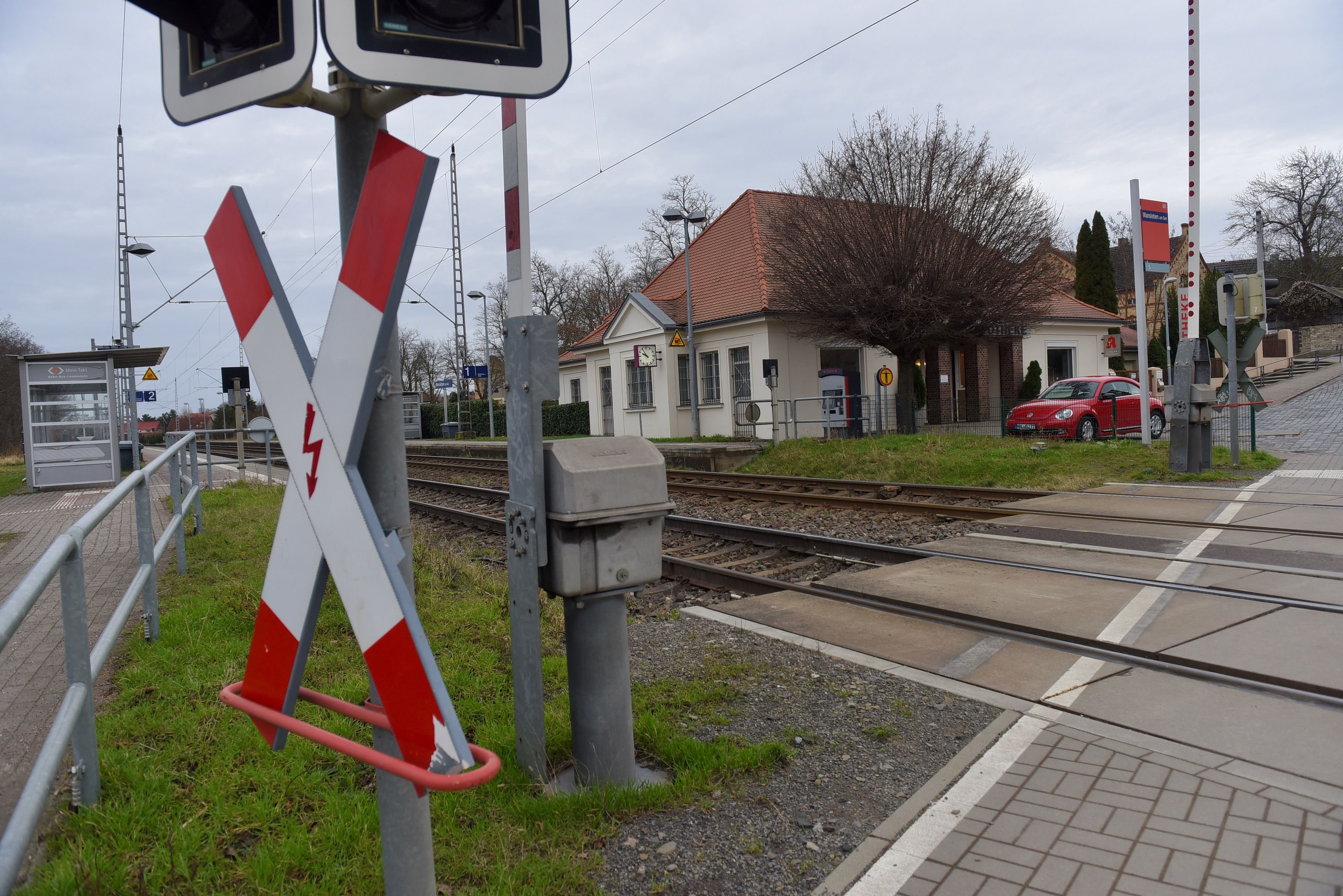 Deutsche Bahn erklärt lange Wartezeiten am Bahnübergang Wansleben