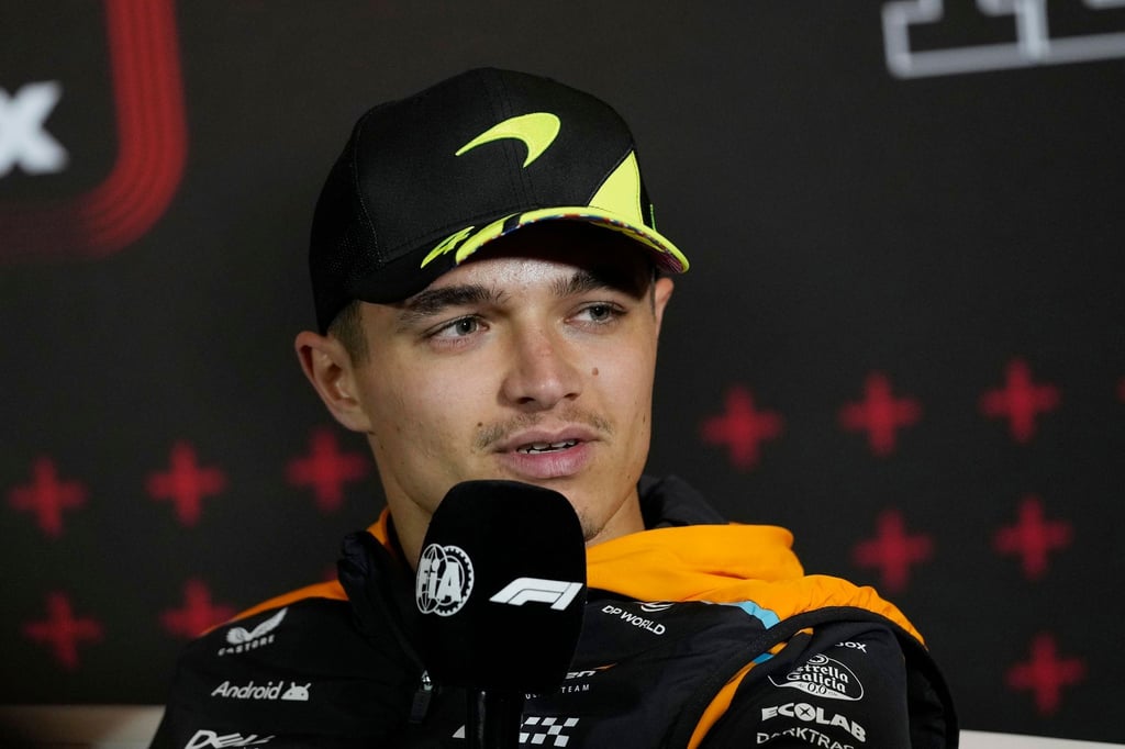 Der britische McLaren-Pilot Lando Norris spricht während einer Pressekonferenz.