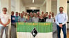 Gemeinsam haben sich die Schach-Mitglieder zum Gruppenfoto mit der orignalen alten  Vereinsfahne aufgestellt. 