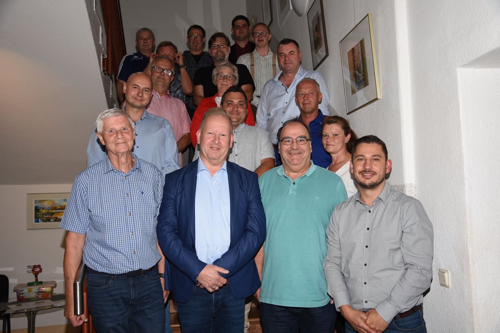 Der neue Stadtrat von Kalbe: Bürgermeister Andreas Pietsch (parteilos, unten von rechts), Heiko Gabriel, Karsten Klingbeil, Bernd Pawelsk (alle CDU), Corinna und Ringo Birke (2. Reihe von rechts), Florin Terciu, Christopher Heinrigs (alle AfD), Stefan Reinecke (3. Reihe von rechts), Ortrun Cyris, Ulf-Henrik Lühmann (alle Fraktion Freie Liste), Elias Kanitz (4. Reihe von rechts), Mirko Wolff, Mathias Graf, Christopher Koke, Volkmar Erl und Horst Schernikau (alle Liste für Kalbe). Es fehlen Melchior Boshamer (Liste für Kalbe), Martin Palm, Thomas Schreiber und Michael Schulenburg (alle Freie Liste).