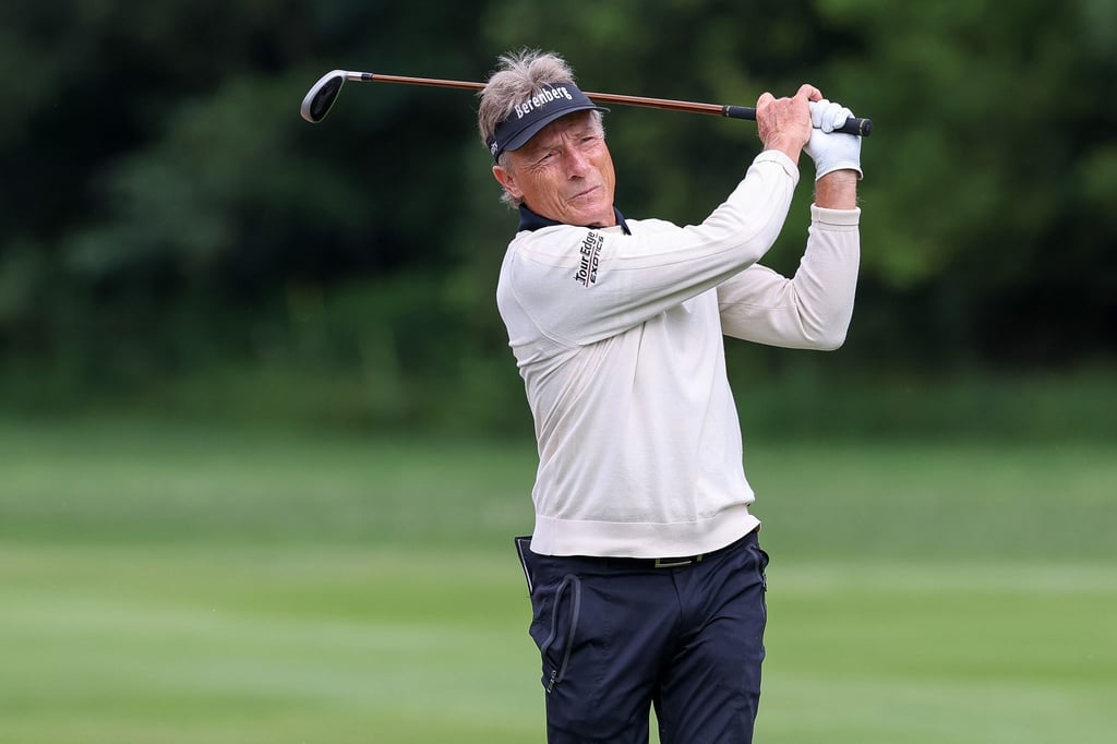 Deutschlands Bernhard Langer schlägt den Ball.
