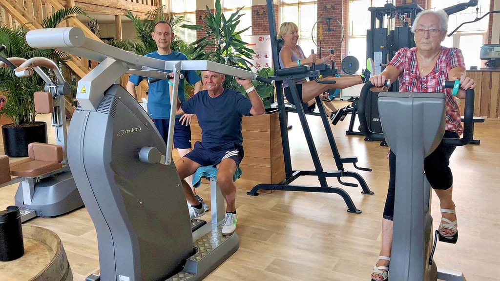 Die Senioren Hannelore Goletz, Margit Schmidt und Eberhard Filous (v.r.) gehen regelmäßig ins Fitnessstudio.