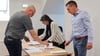 Jens Fünfarek, Caren Pfundt und Andreas Olmesdahl bildeten in Schönhausen die Wahlkommission für die geheime Abstimmung um den Vorsitz im Verbandsgemeinderat Elbe-Havel-Land. Jedes Mitglied hatte eine Stimme, um zwischen zwei Kandidaten zu entscheiden.