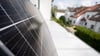 Durch das Solarpaket vereinfacht die Bundesregierung zukünftig die Installation von Steckersolargeräten für Verbraucherinnen und Verbraucher. (zu dpa: „So kommen Mieter und Eigentümer zu einem Balkonkraftwerk“)