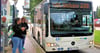 Fahrgäste steigen  am Bahnhof Salzwedel in den Bus 8400 nach Lüchow. An der Haltestelle steht noch die alte Busliniennummer 8040. 
