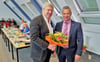 Landrat Andy Grabner (r.) gratuliert Veit Wolpert zur Wiederwahl als Vorsitzender des Kreistages.
